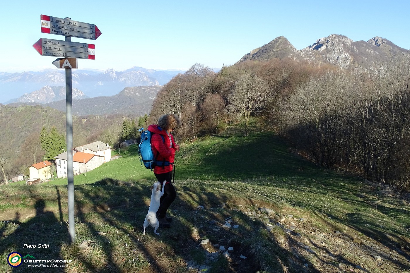 16 Alle Cascine di Monte Basso con vista su Ocone e Camozzera.JPG